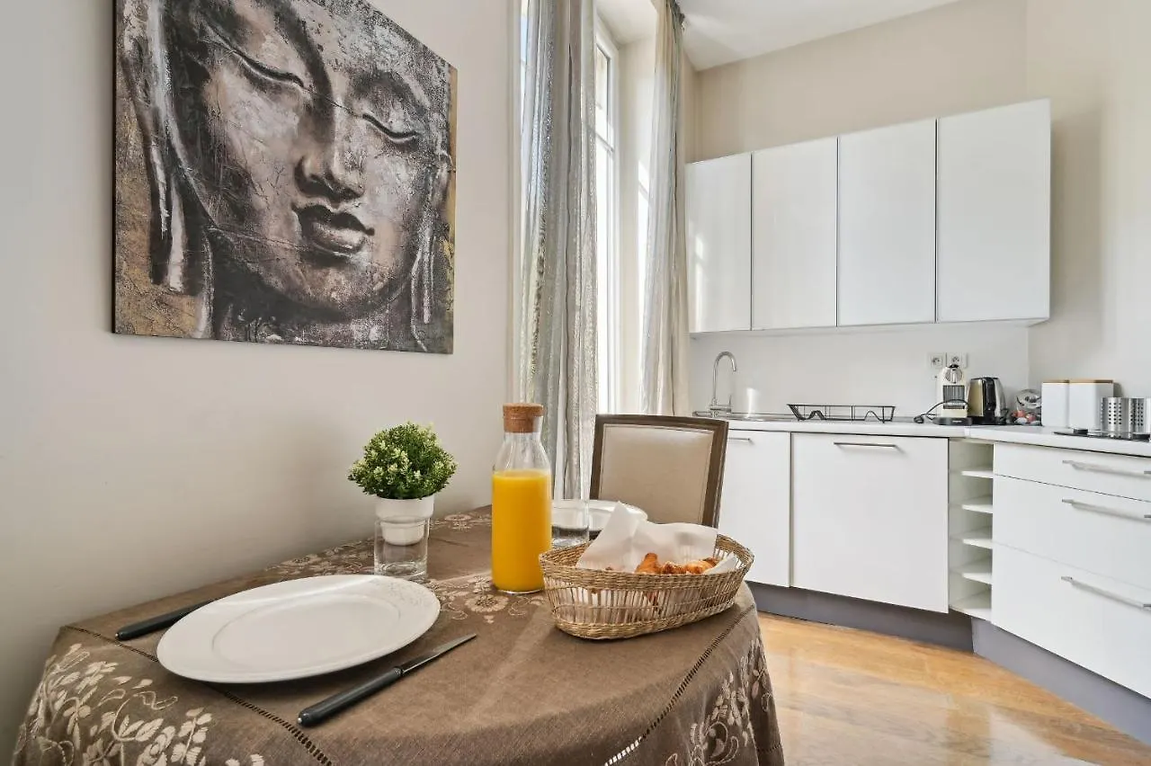 Champs-Elysees & Arc De Triomphe - City Apartment Paris