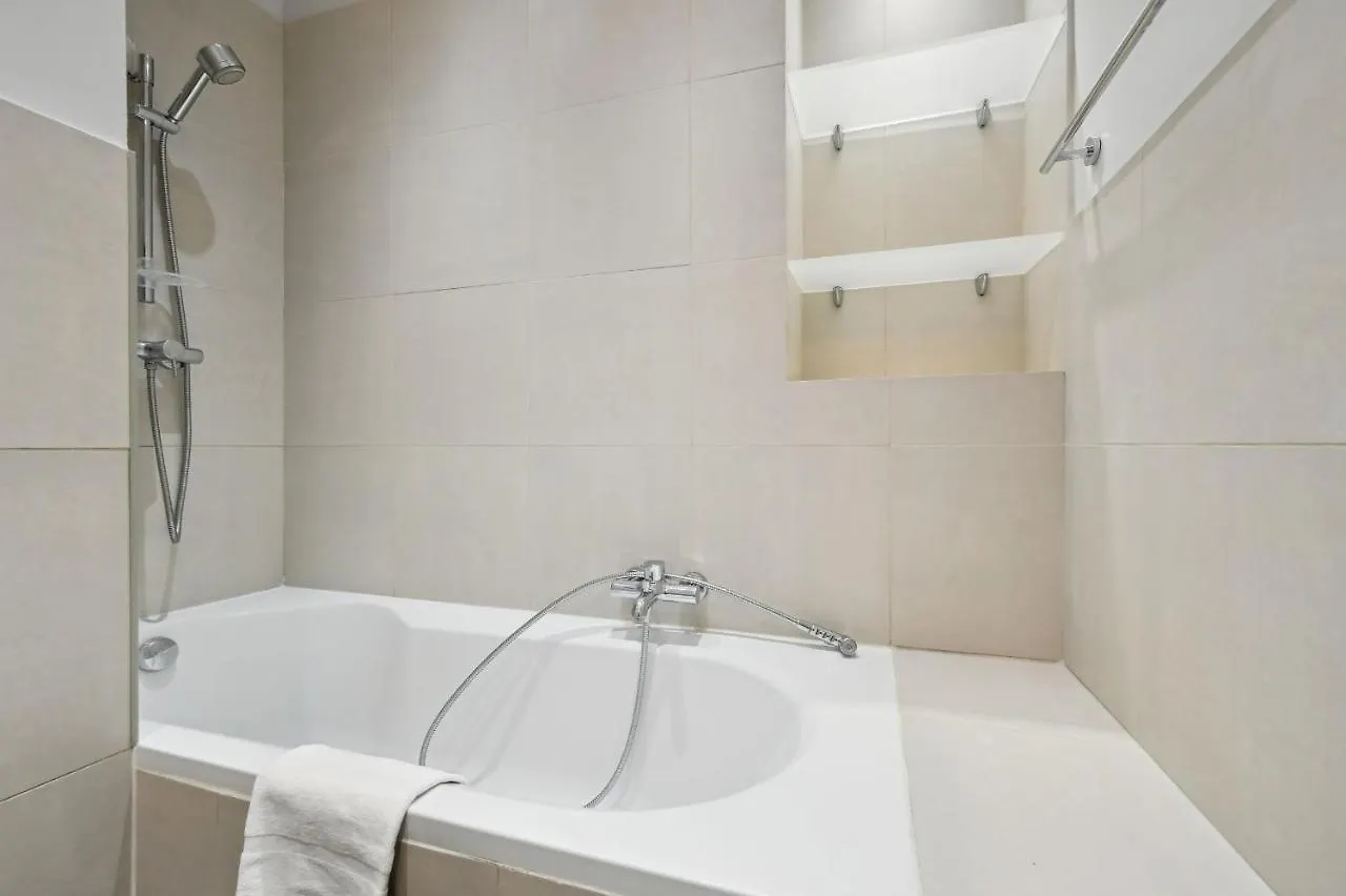 Champs-Elysees & Arc De Triomphe - City Apartment パリ