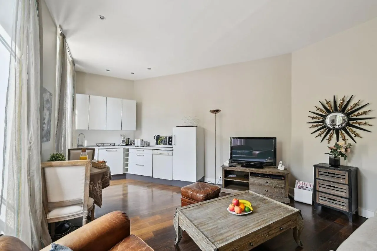 Champs-Elysees & Arc De Triomphe - City Apartment Paris