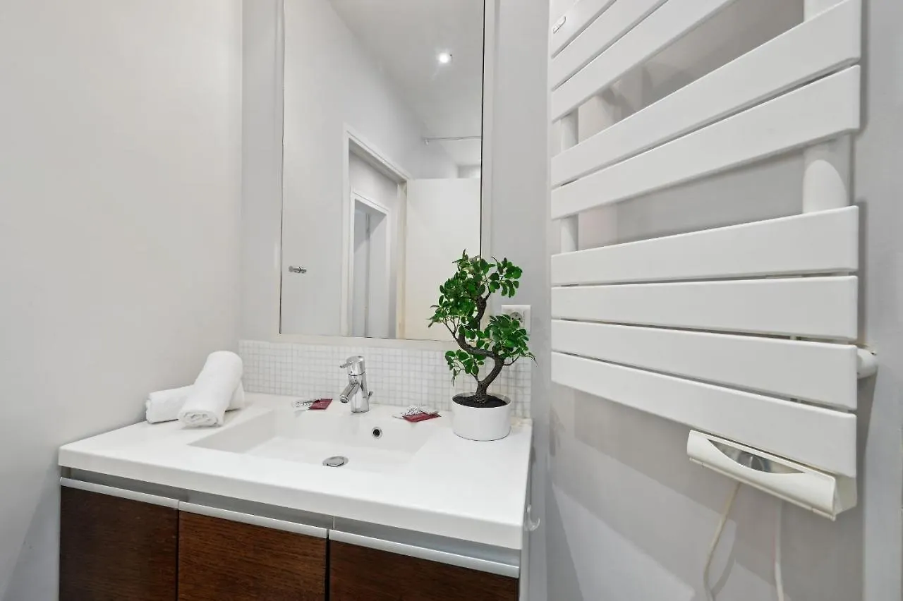 Champs-Elysees & Arc De Triomphe - City Apartment Paris